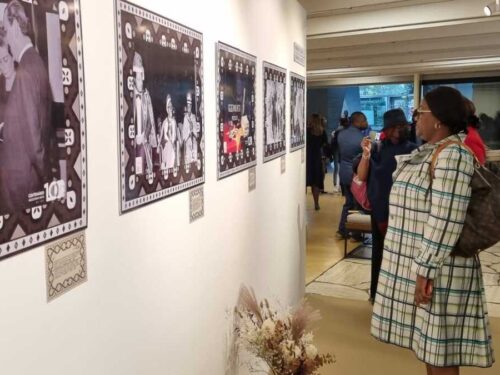 Angola: nella sede UNESCO a Parigi una mostra fotografica per il centenario di Agostinho Neto. Il presidente, poeta e guerrigliero, ricordato in un percorso audio-visuale